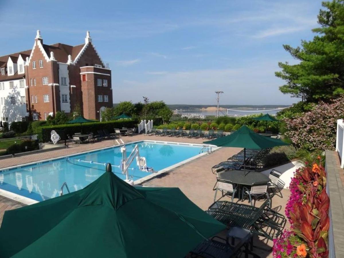 Montauk Manor Hotell Eksteriør bilde The pool at the Ocean House