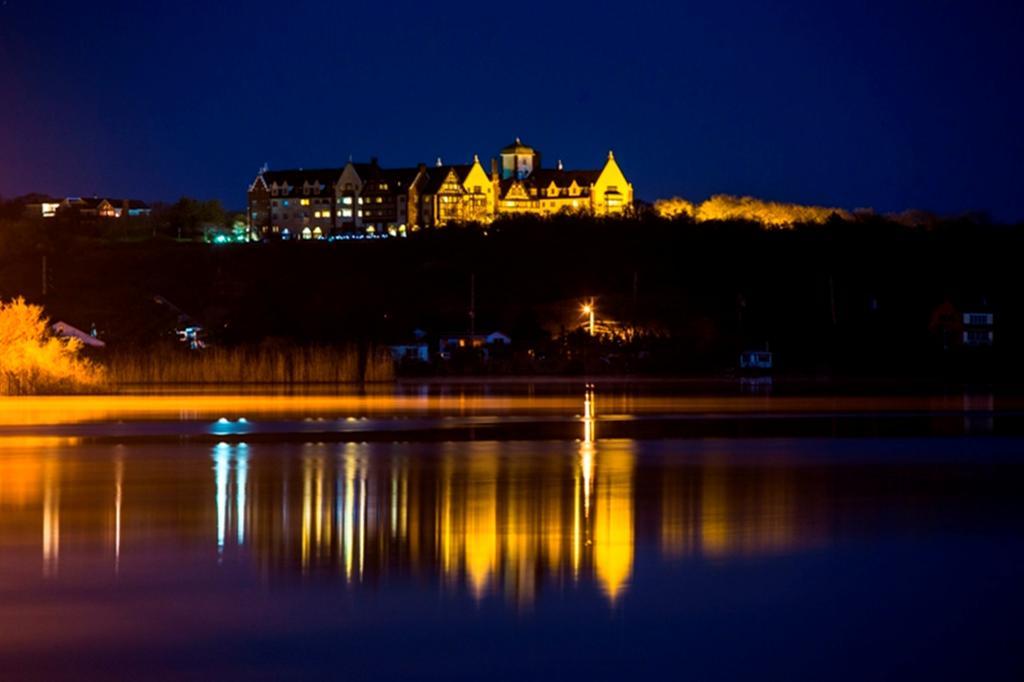 Montauk Manor Hotell Eksteriør bilde The Ocean House at night