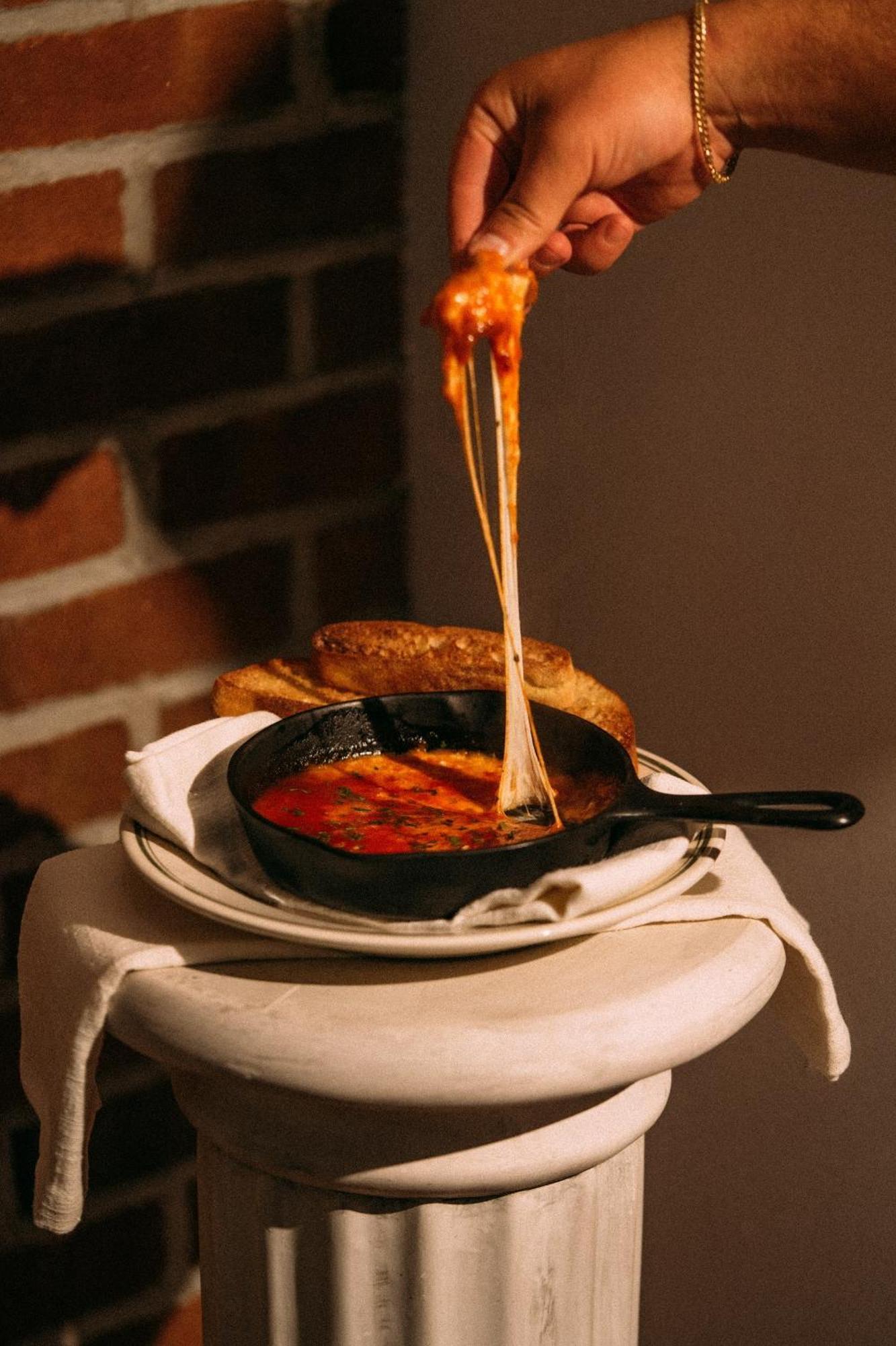 Montauk Manor Hotell Eksteriør bilde A cast iron skillet with a handle