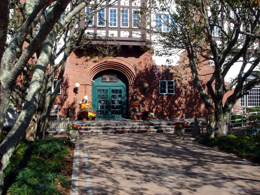 Montauk Manor Hotell Eksteriør bilde The entrance to the school