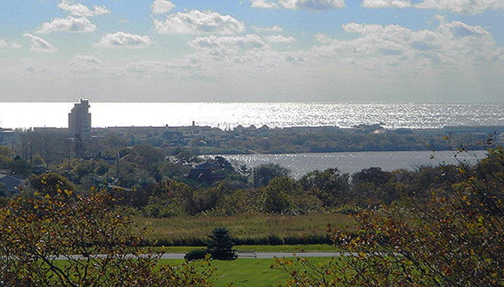 Montauk Manor Hotell Eksteriør bilde View of the Atlantic Ocean from the park