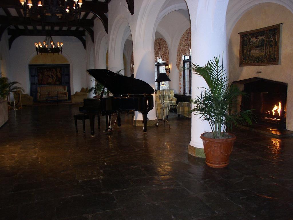 Montauk Manor Hotell Eksteriør bilde The lobby of the Hotel del Monte