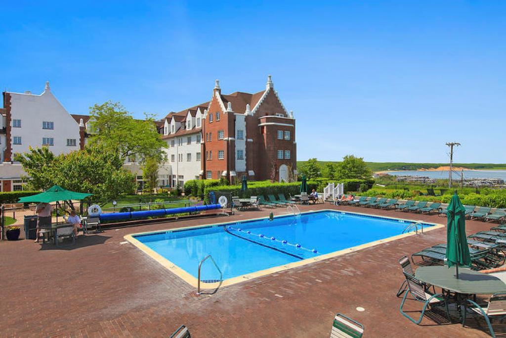 Montauk Manor Hotell Eksteriør bilde The swimming pool at the hotel