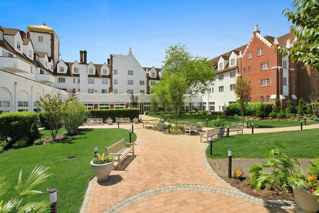 Montauk Manor Hotell Eksteriør bilde The courtyard at the former St. Mary's Hospital