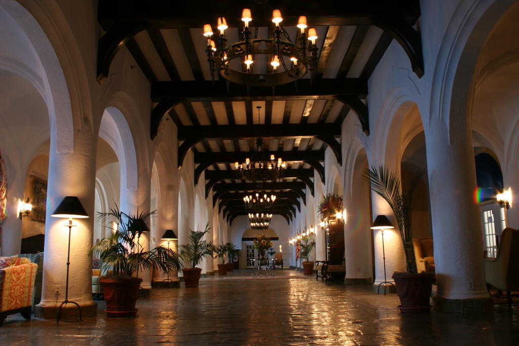 Montauk Manor Hotell Eksteriør bilde The interior of the Victoria Falls Hotel