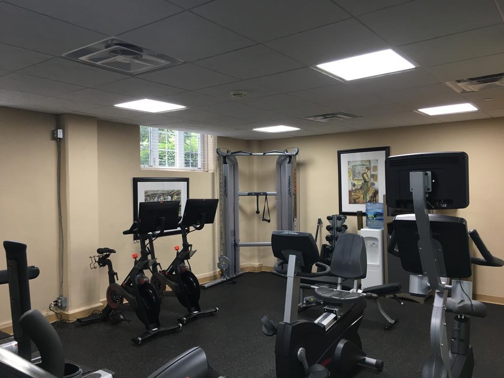 Montauk Manor Hotell Eksteriør bilde The gym at the school