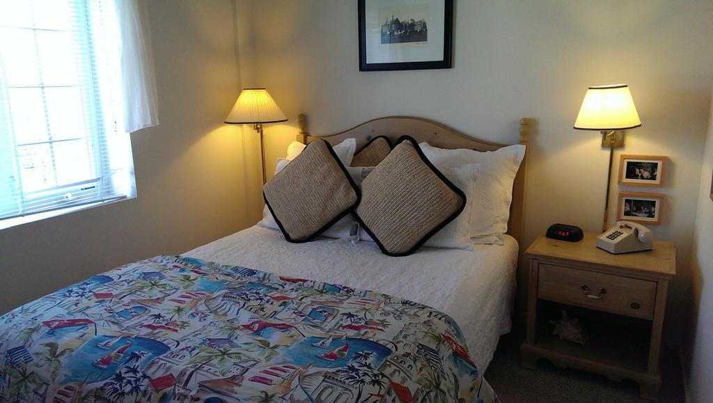 Montauk Manor Hotell Eksteriør bilde A bedroom at the Inn at the Opera